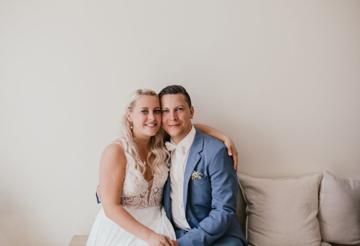 hochzeitsfotograf-muenster-brautpaar-sitzt-beim-paarshooting-auf-einem-sofa.jpg
