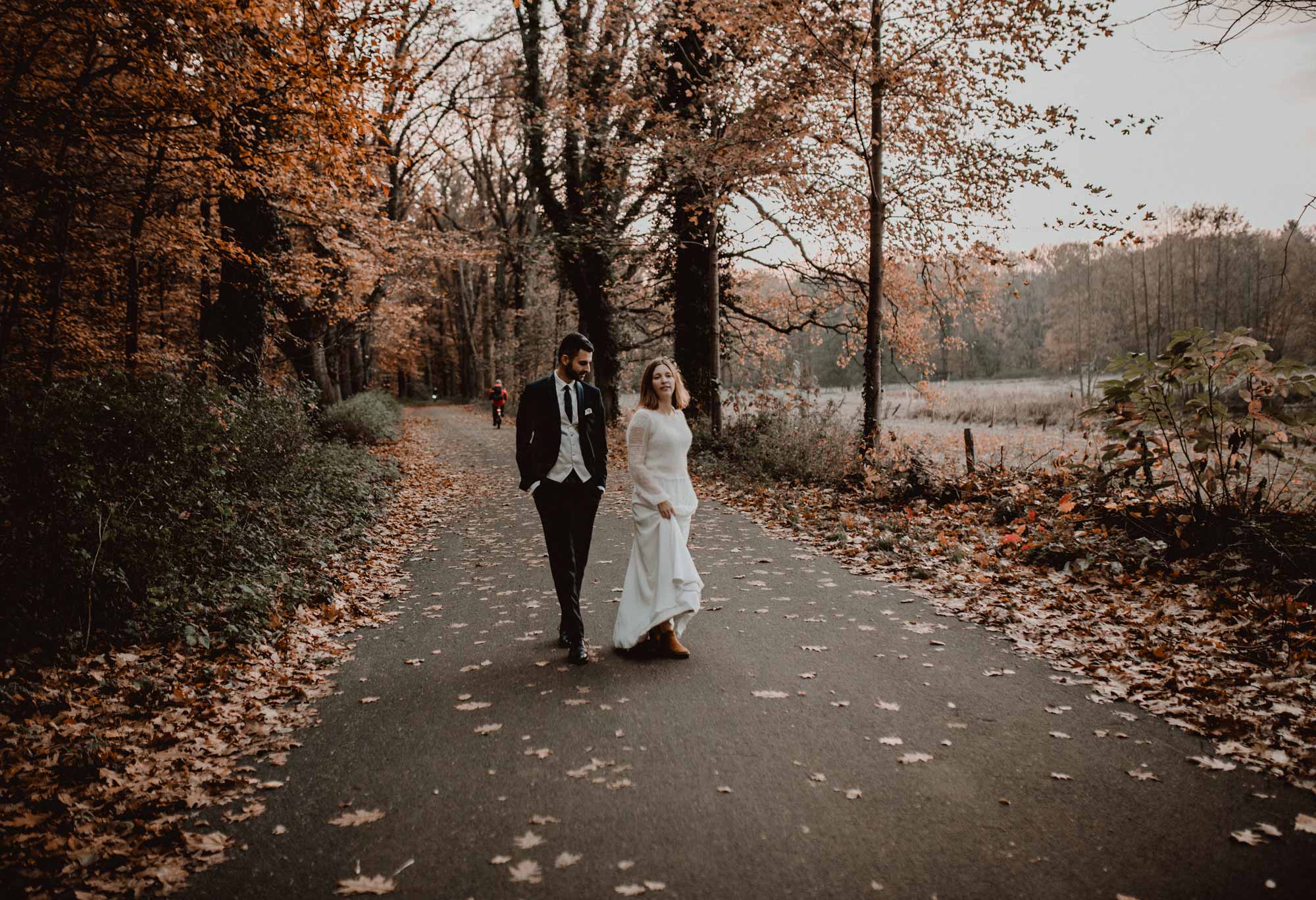 hochzeitsfotograf-muenster-brautpaar-lauft-durch-den-dyckburg-wald