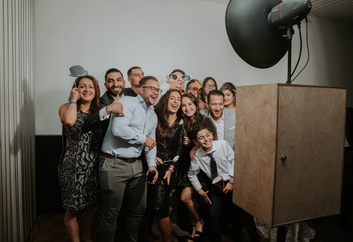 hochzeitsfotograf-muenster-gaeste-machen-ein-foto-in-fotobox