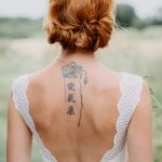 hochzeitsfotograf-muenster-rueckenansicht-von-braut-mit-tatoo-im-boho-stil