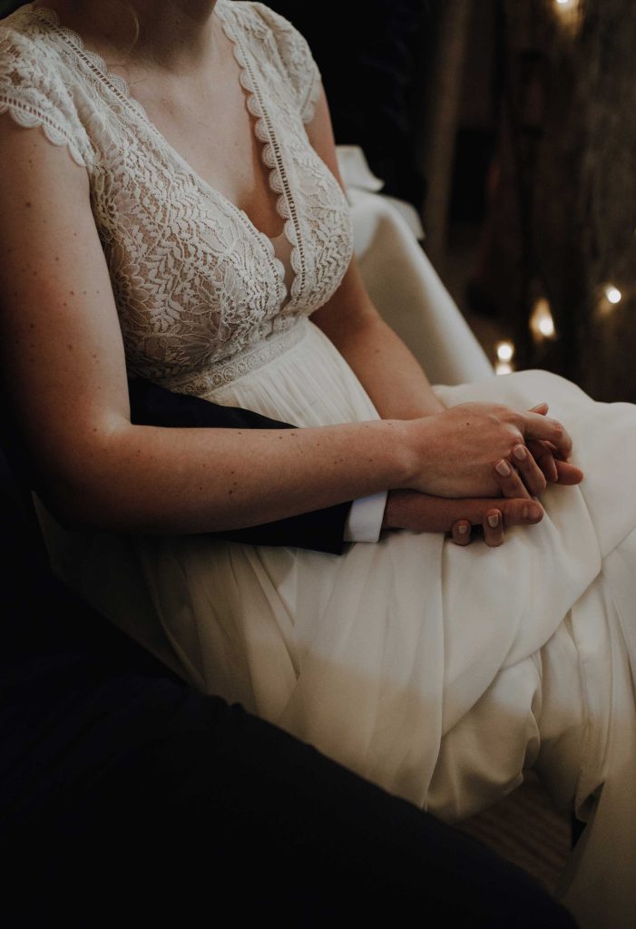 fotograf-muenster-freie-trauung-hochzeit-hof-zur-linde-brautpaar-haelt-haendchen-detailfoto-madameklick