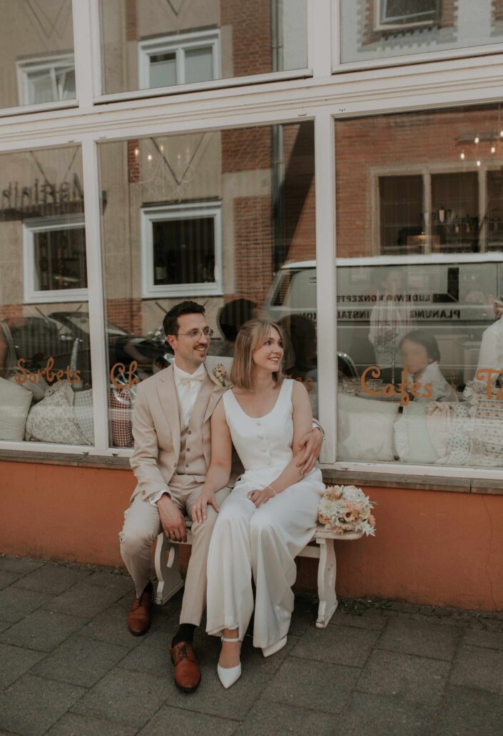 brautpaarshooting-vor-eisdiele-in-muenster-von-hochzeitsfotografin-madameklick